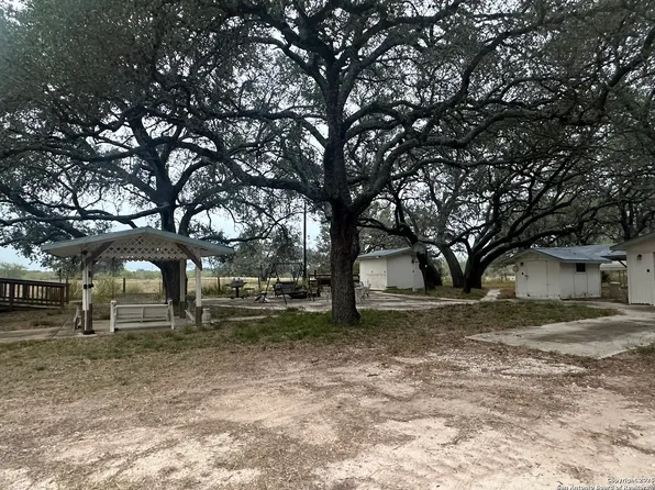 1150 County Road 765, Moore, TX 78057