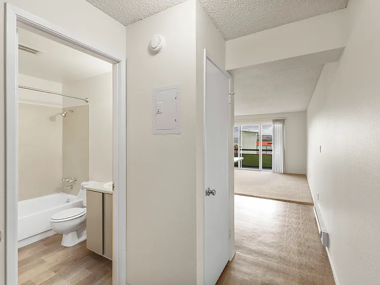 Baycrest Apartments — Photo 37