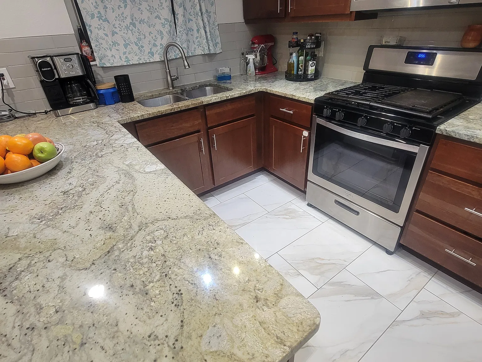 3 bed, 1.5 bath, 1408 sqft, $2,450 — Photo 2