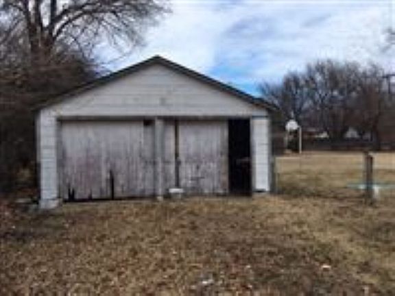 4th image of 602 S Maplewood Dr