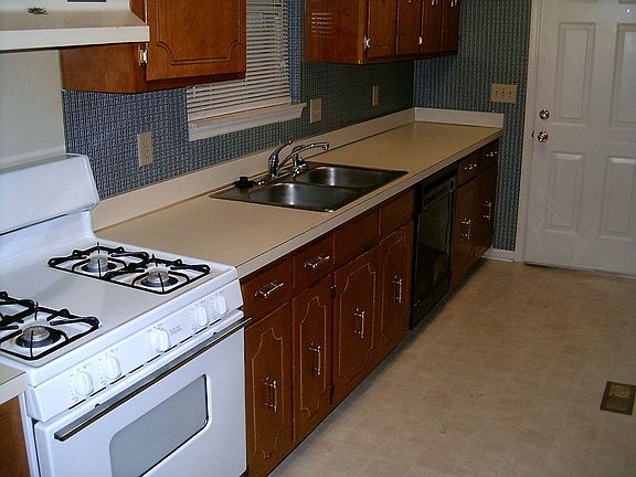 Large Kitchen with appliances.