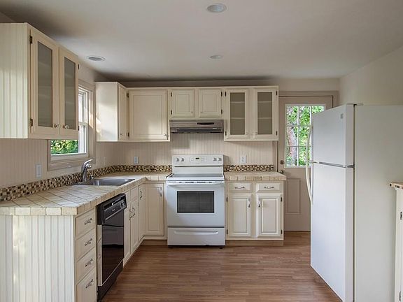 3rd image of 15 Cayuga Cir
