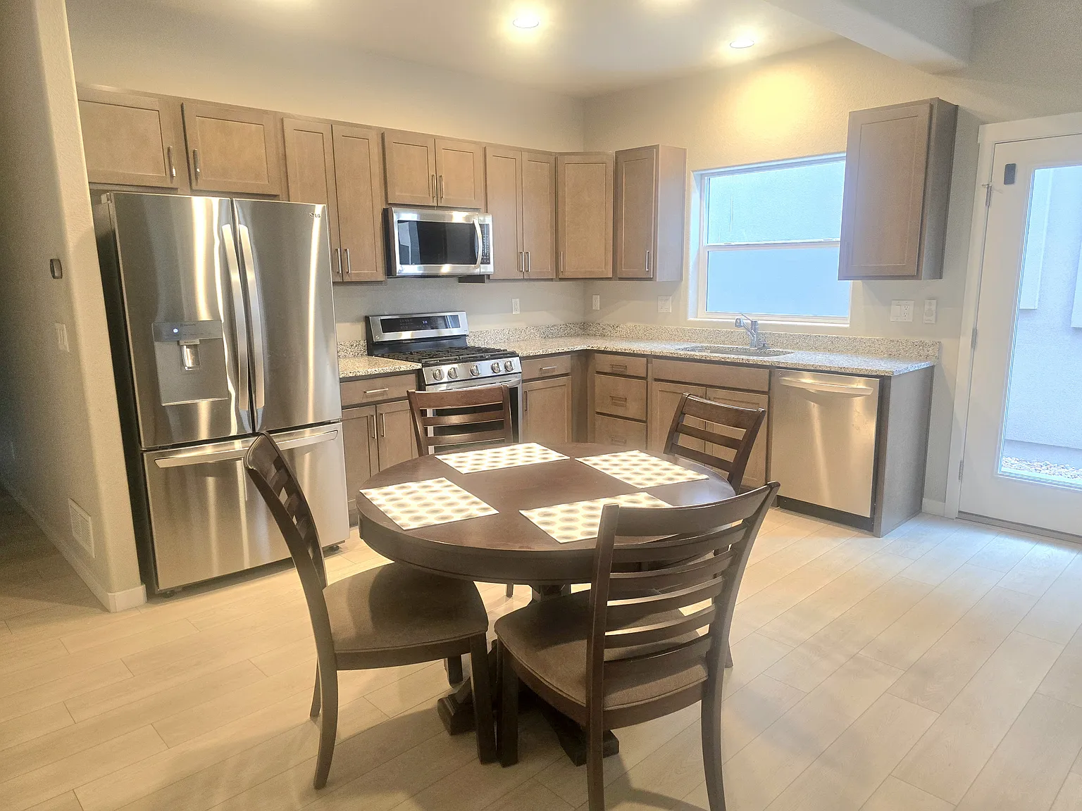 3 bed, 2.5 bath, 2712 sqft, $2,300 — Photo 3