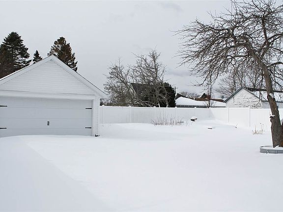 3rd image of 709 Oak St
