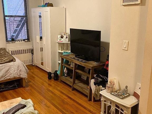 4th image of 1322 2nd Ave APT 1C
