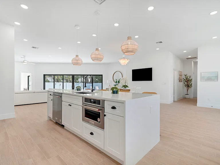 1248 N Harbor Dr — Photo 15