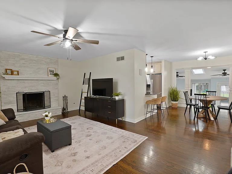 8814 Northcote Ave — Photo 3