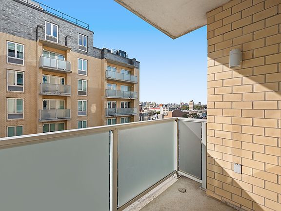 3rd image of 4118 Crescent St APT 7J