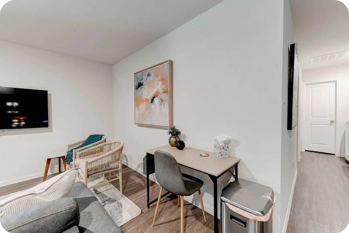 3 bed, 872 sqft, $2,200 — Photo 3
