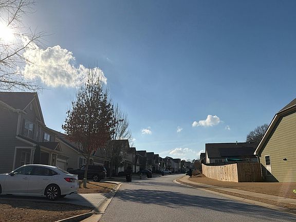 4th image of 405 Hilburn Way