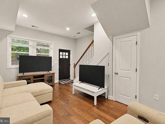 5th image of 1177 3rd St NE