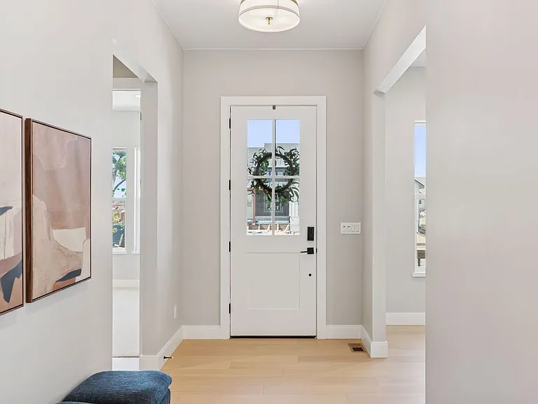 1425 Burt Ave — Photo 3