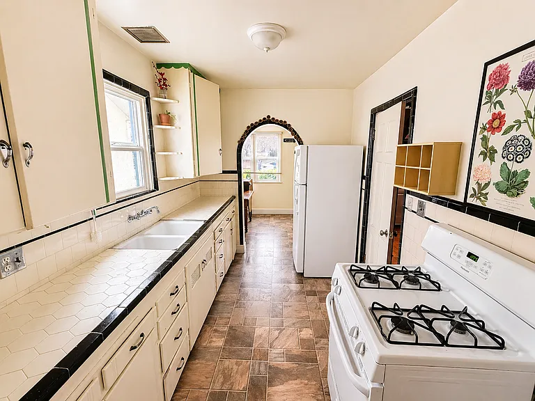 324 Mansion Ave — Photo 8