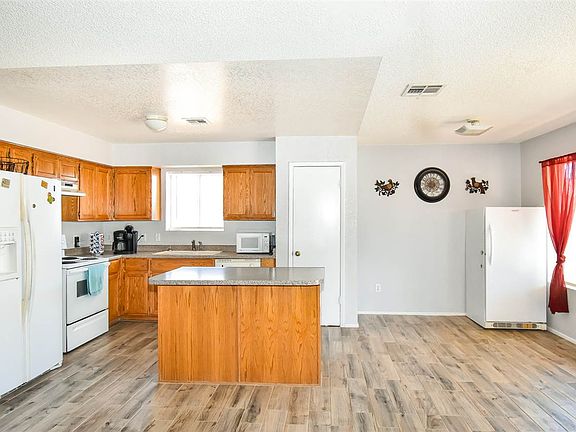 4th image of 6107 E 43rd Ln