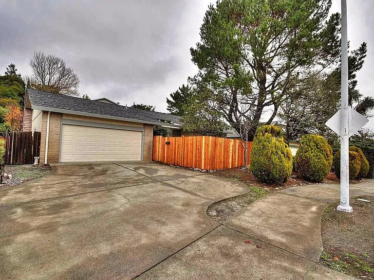 221 San Marin Dr — Photo 23