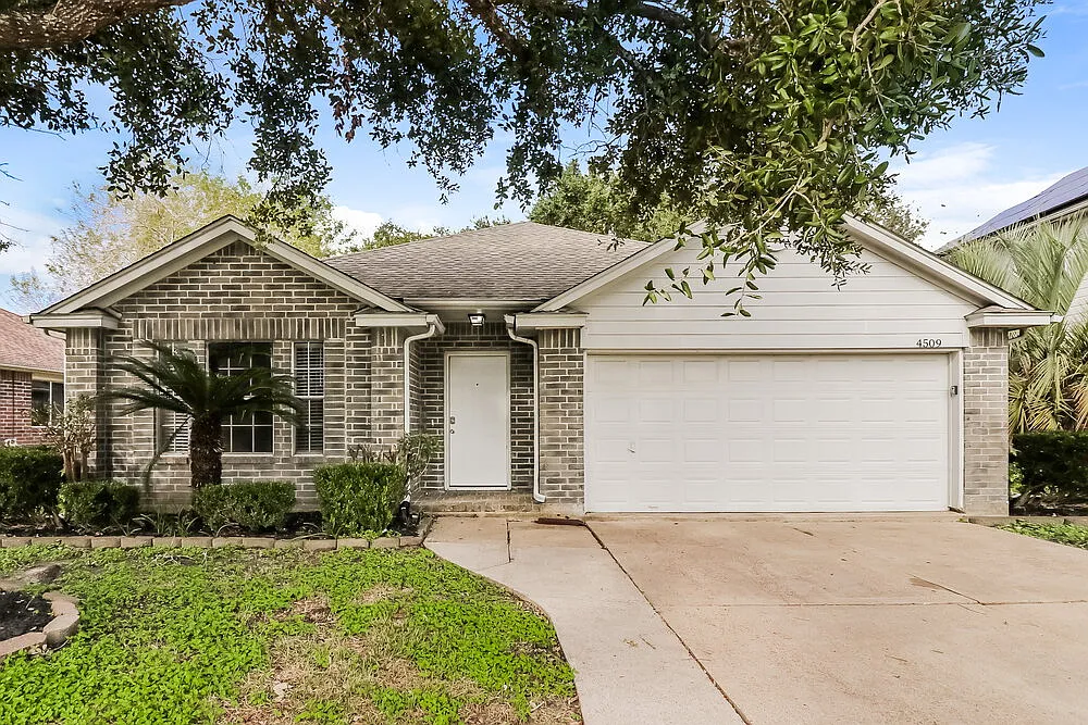 3 bed, 2.0 bath, 1576 sqft, $2,140 — Photo 1