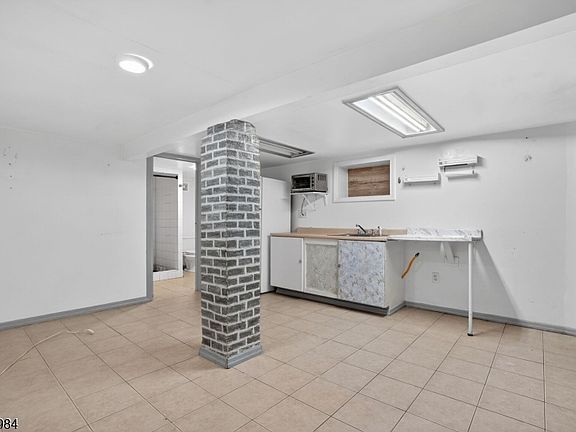 4th image of 1110 Hampton Pl