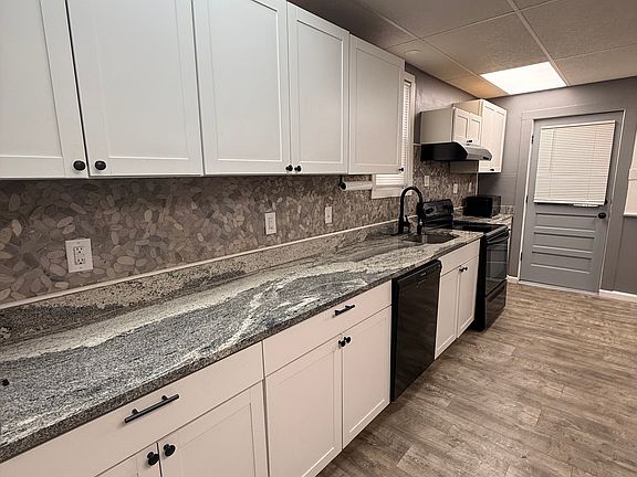4th image of 915 Sanderson Ave #1