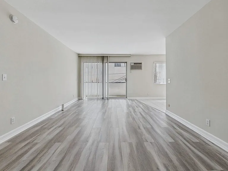 115 Doheny Apartments — Photo 62