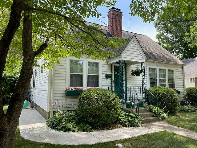6131 Winthrop Ave