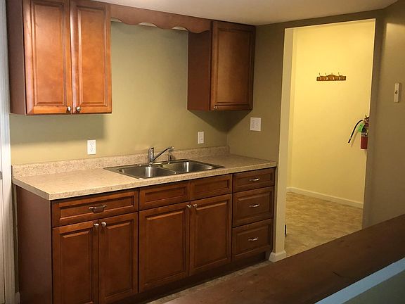 3rd image of 1407 Woodlawn Dr APT 2