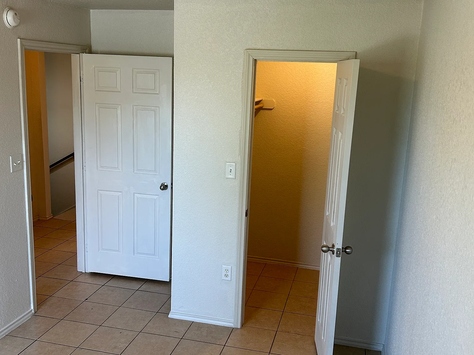 3 bed, 2.5 bath, 1350 sqft, $1,300 — Photo 2