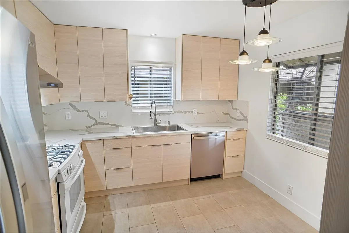 1 bed, 880 sqft, $2,400 — Photo 2