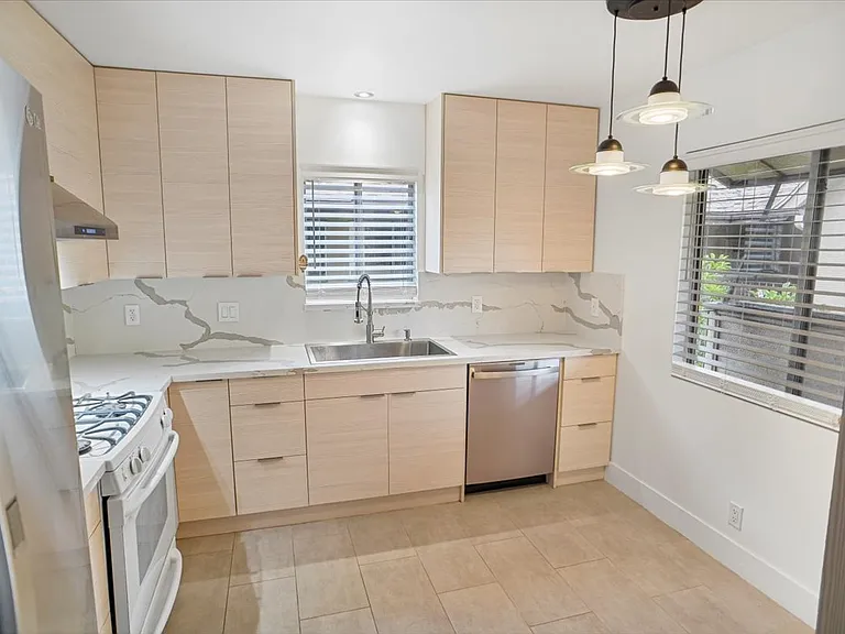 600 W Stocker St #316 — Photo 2