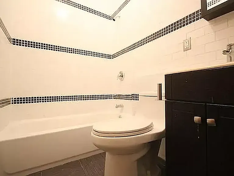 304 Stanhope St #1R — Photo 12