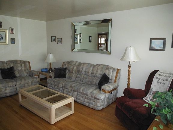 3rd image of 9122 Cherry Ave