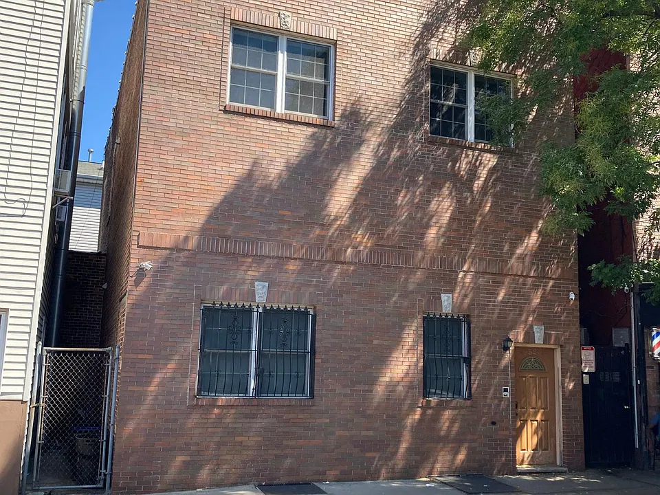 52 Franklin St #2