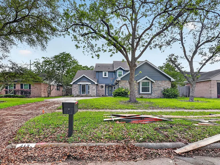 417 W Hillary Cir — Photo 1