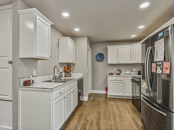 5th image of 1736 Lewis Ave