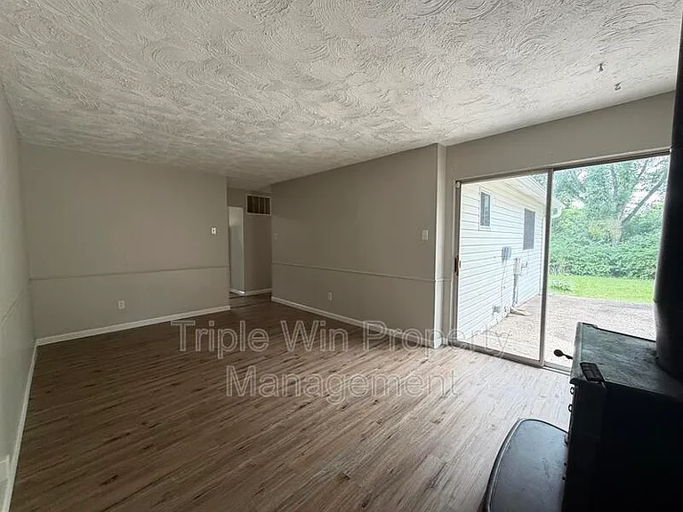 2372 Rockymont Dr — Photo 33