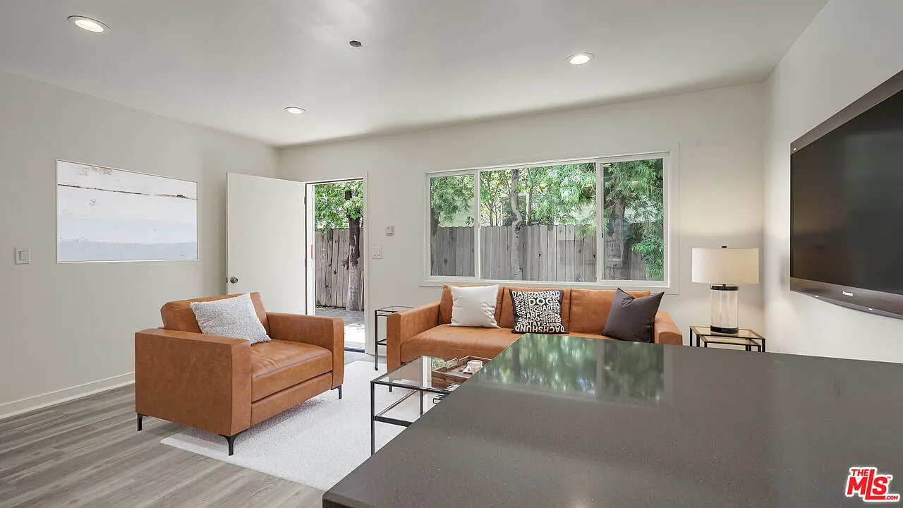 3 bed, 1.0 bath, 1100 sqft, $4,444 — Photo 4
