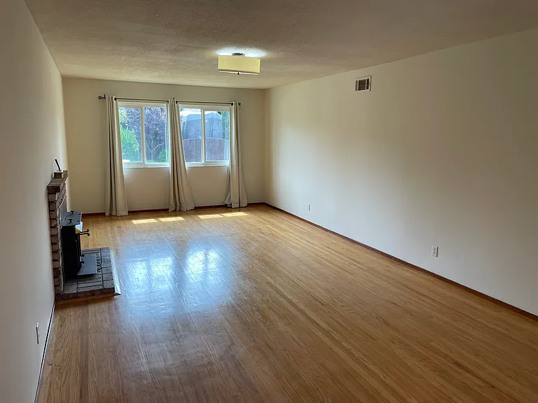1301 Brookview Dr — Photo 5