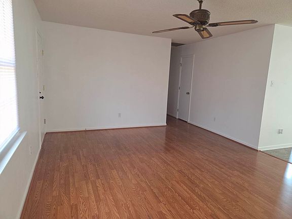3rd image of 1166 E New Hope Rd