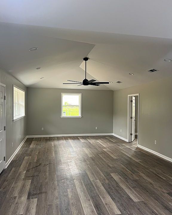 Open floor plan/vaulted ceil