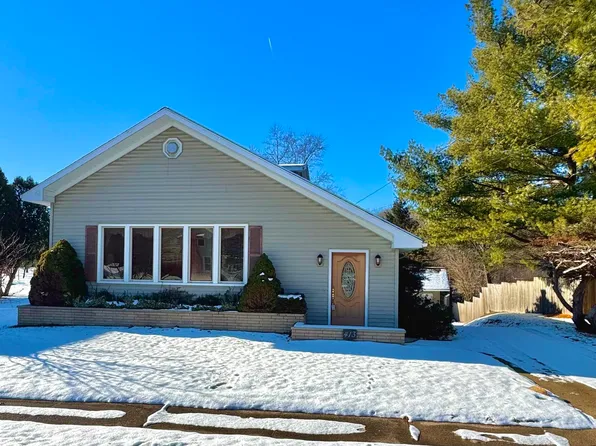 413 N Augusta Dr, Augusta, MI 49012