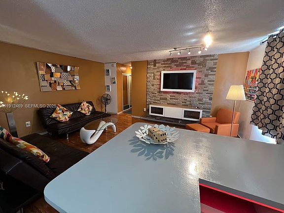 4th image of 713 Collins Ave APT 39