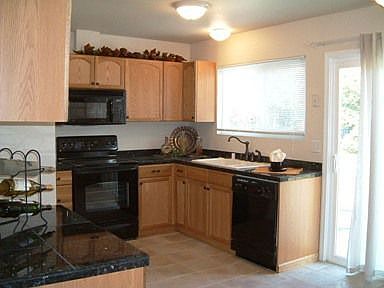 Kitchen w/Granite Counters