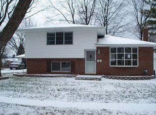 909 Newport Dr, Fenton, MI 48430