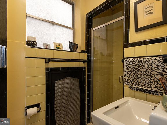 4th image of 829-31 Catharine St