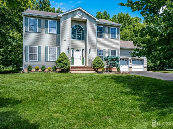 18 Mayercik Ct, Edison, NJ 08820