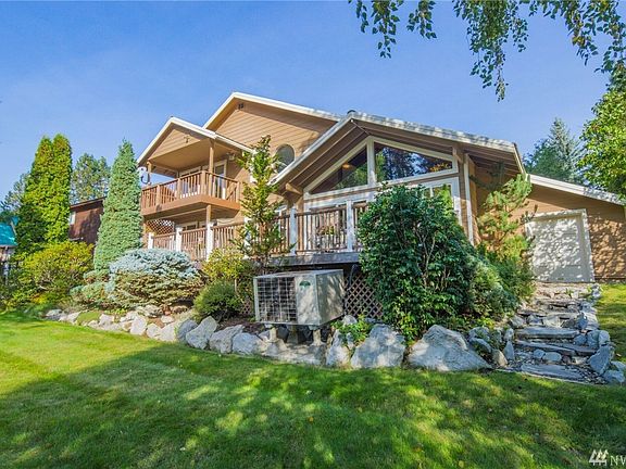 Yakima river home offers lots of deck space