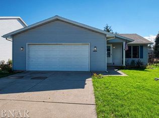 2822 Rocksbury Dr, Bloomington, IL 61705