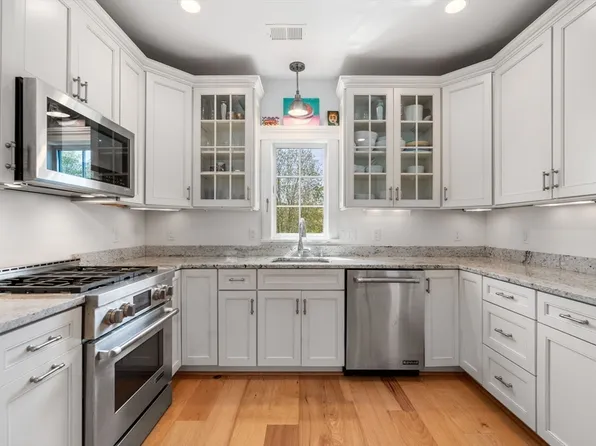 31 Vine St, Manchester, MA 01944