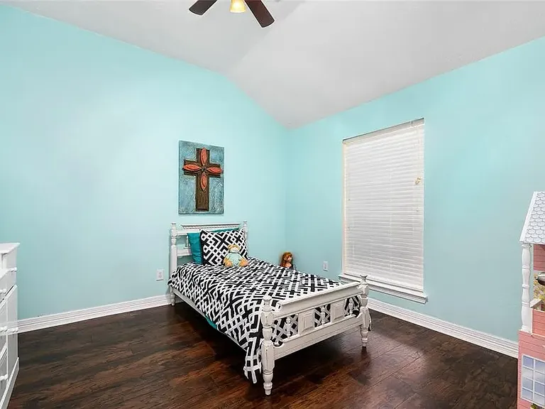 1910 Caroline Ave — Photo 6