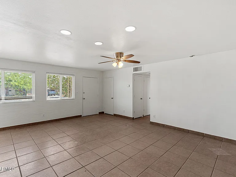 2246 W Sierra St — Photo 17