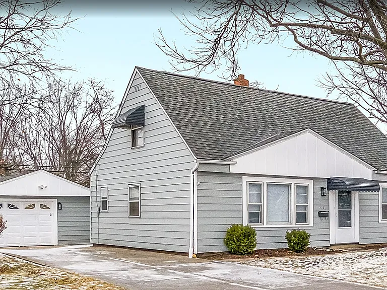 27151 Farringdon Ave — Photo 2